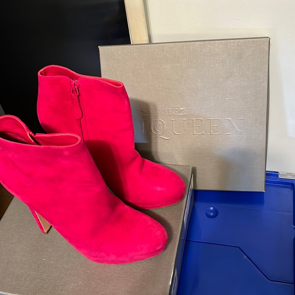 Alexander McQueen Fushia suede bootie on high heel and zipper